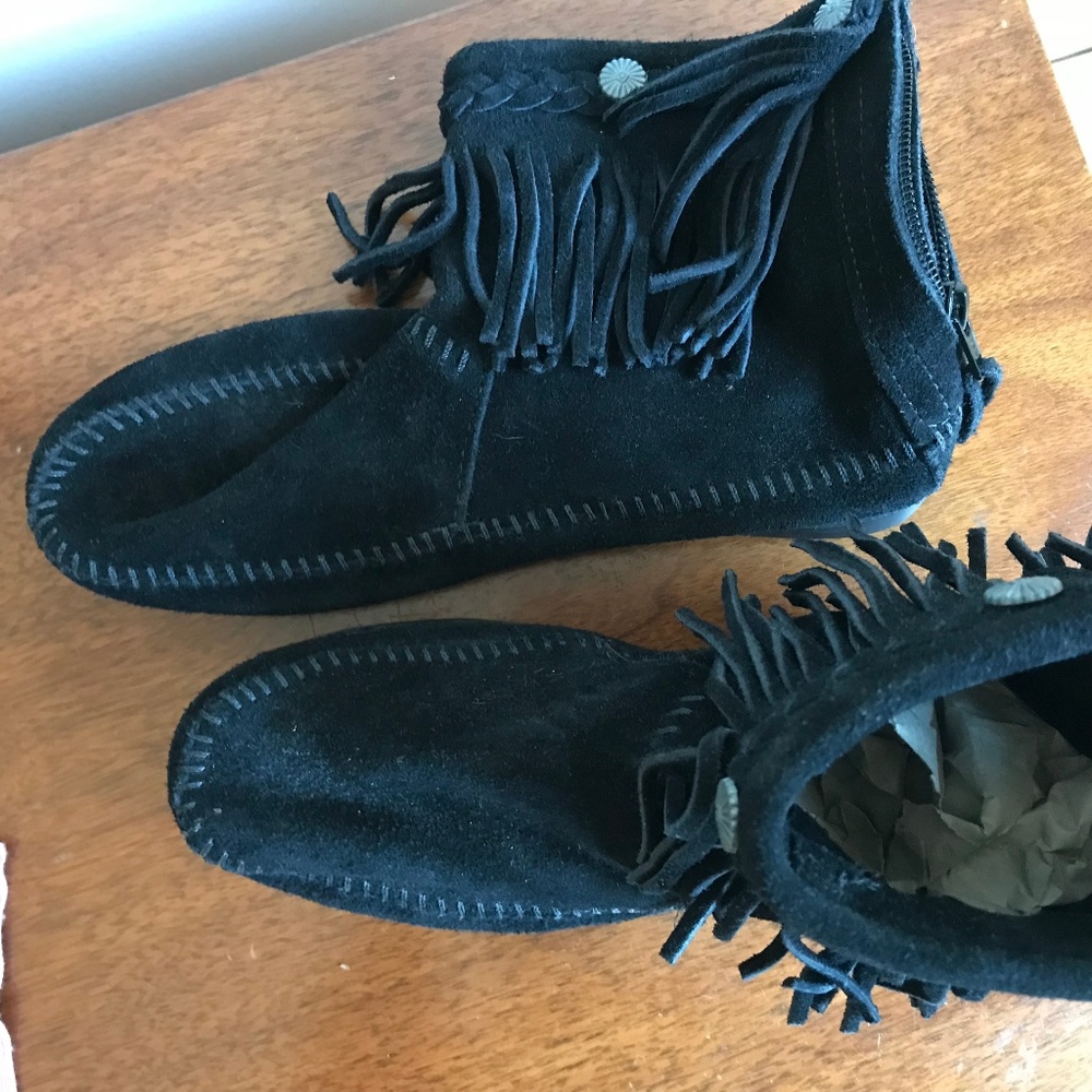 Minnetonka Fringe Boots Moccasins Black sz 6.5